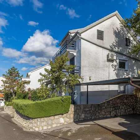 Cozy In With Kitchen Apartment