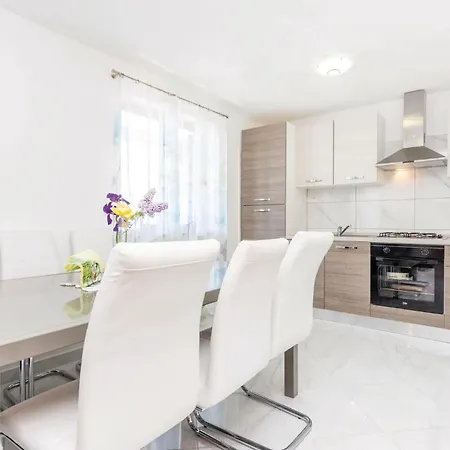 Cozy In With Kitchen Apartment