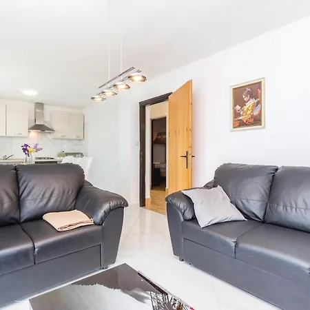 Cozy In With Kitchen Apartment *