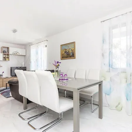 Apartment Cozy In With Kitchen Dramalj