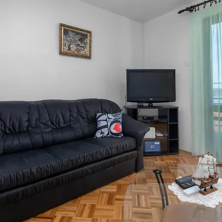 2 Bedroom Lovely In Dramalj