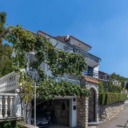 2 Bedroom Lovely In Apartament Dramalj